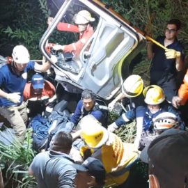 Bomberos rescatan a conductor de camión que estuvo a punto de caer a un abismo