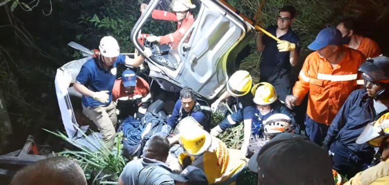 Bomberos rescatan a conductor de camión que estuvo a punto de caer a un abismo