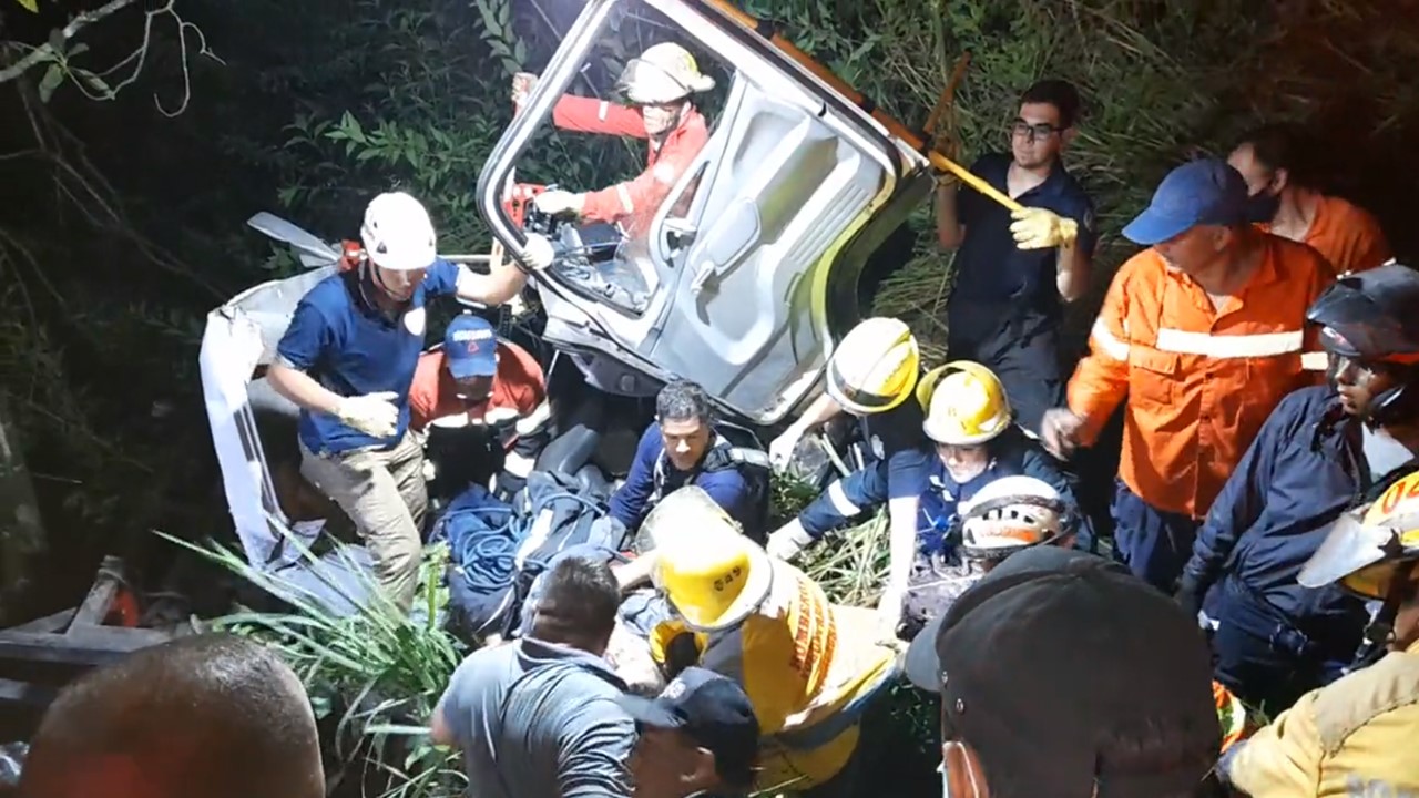 Bomberos rescatan a conductor de camión que estuvo a punto de caer a un abismo