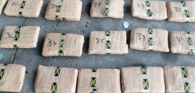 Fiscalía imputó a tres policías que se habrían apropiado de un alijo de Cocaína
