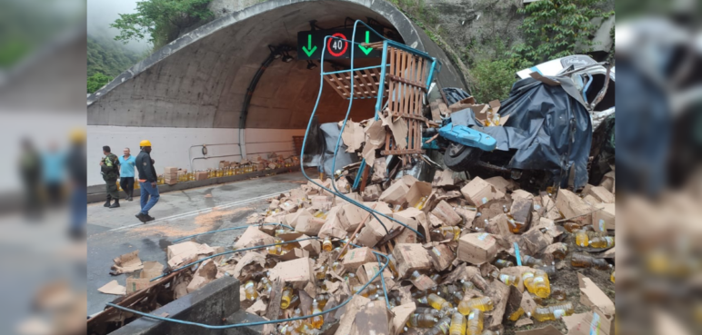 Choque de camión en vía Cali - Buenaventura deja daño en túnel