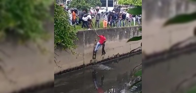 Comunidad rescata a hombre que se accidentó en un caño