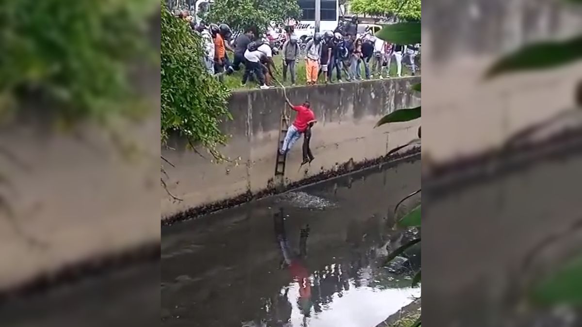 Comunidad rescata a hombre que se accidentó en un caño
