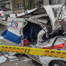 Un muerto y dos personas gravemente heridas dejó accidente entre ambulancias