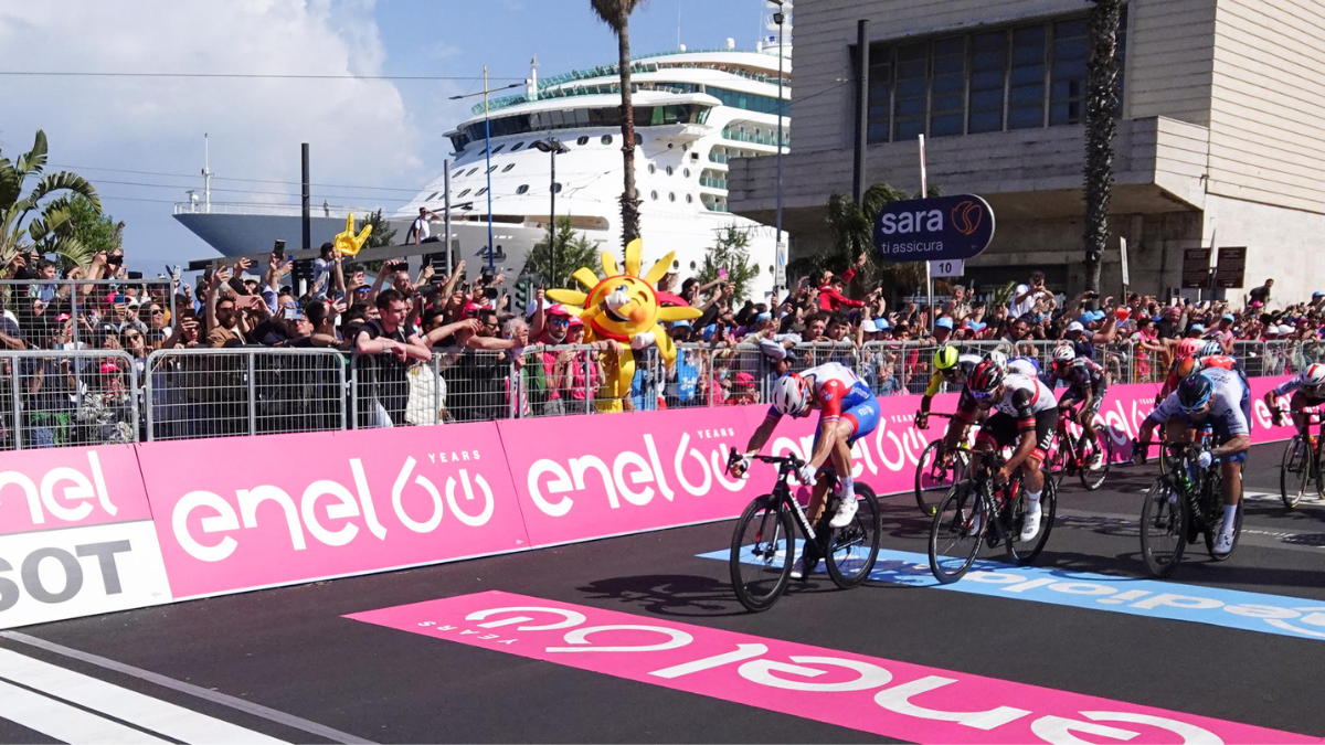 Fernando Gaviria, quedó segundo en la etapa cinco del Giro de Italia