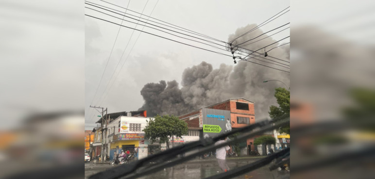 Incendio de gran magnitud consume edificación en el barrio Guayaquil de Cali