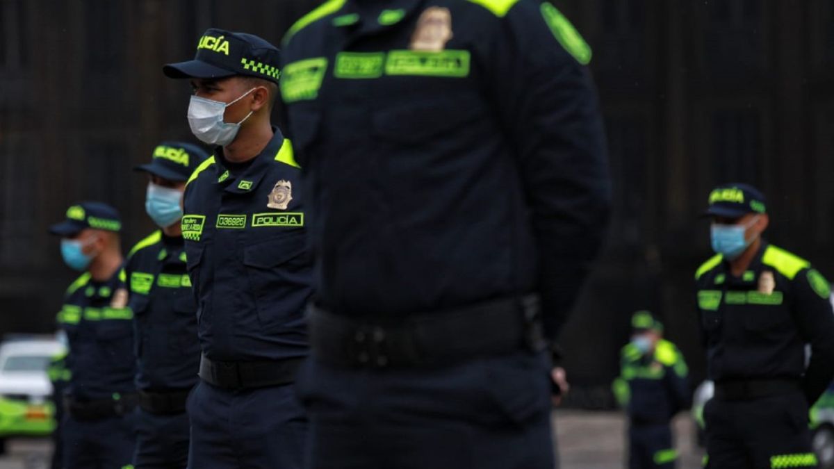 Investigan posibles irregularidades en compra de uniformes de la Policía