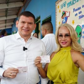 John Milton ejerció su derecho al voto en Cali