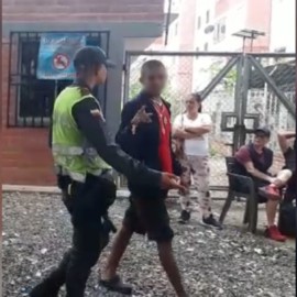 Joven fue retirado de puesto de votación por arengas contra un candidato