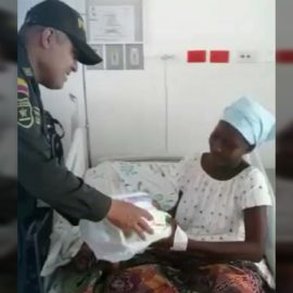 Joven madre tuvo que dar a luz en un andén con ayuda de un patrullero