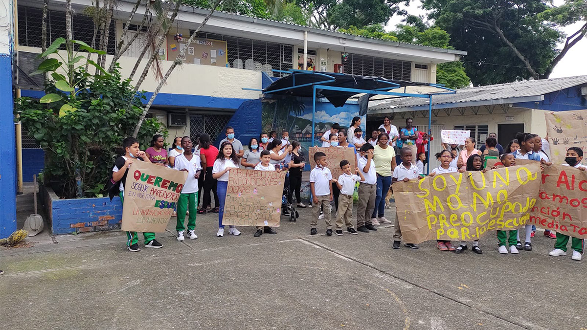 Padres protestan porque 300 estudiantes llevan dos meses sin recibir clases