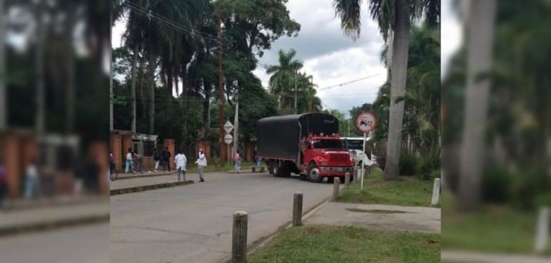 Reportan bloqueo en la vía principal de la Universidad Nacional de Palmira