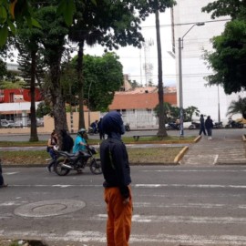 Reportan enfrentamientos entre encapuchados y el Esmad en Univalle