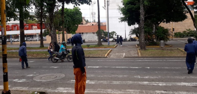 Reportan enfrentamientos entre encapuchados y el Esmad en Univalle