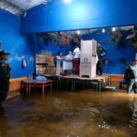 Con el agua hasta las rodillas: habitantes de Sucre ejercieron su derecho al voto