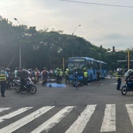 Trágico accidente entre bus del MÍO y dos motos deja una mujer fallecida