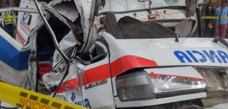 Tras accidente entre dos ambulancias, tres personas continúan hospitalizadas