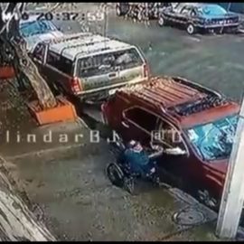 Video: ladrón en silla de ruedas se cae mientras roba las partes de un carro