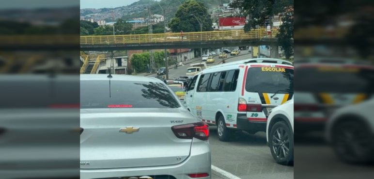 Volqueta se quedó sin frenos en la Avenida Circunvalar de Cali: hay fuerte trancón