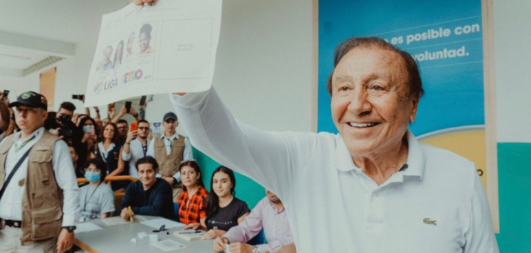 Candidato Rodolfo Hernández madrugó a votar en Bucaramanga