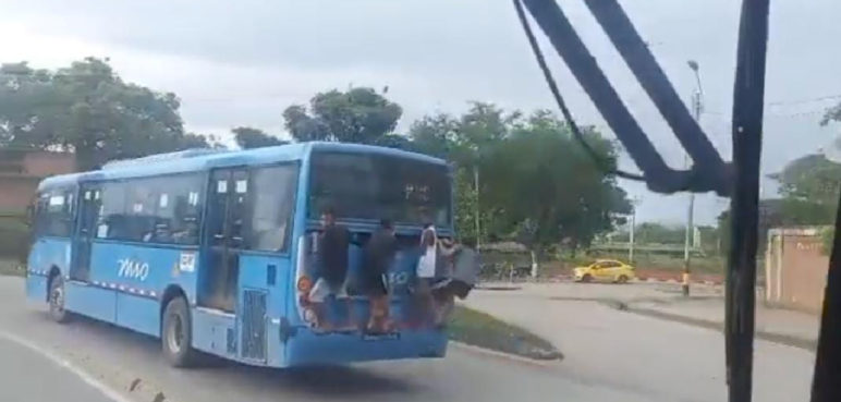 Nuevamente son sorprendidos menores de edad 'colgados' en un bus del MÍO