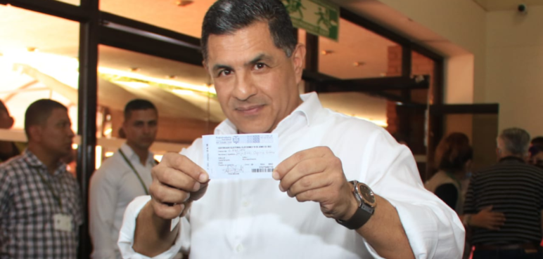 El Alcalde de Cali madrugó a ejercer su derecho al voto