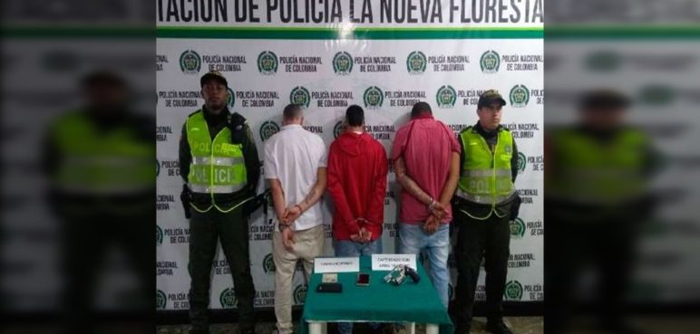 Capturados tres hombres mientras robaban a mujer en el norte de Cali