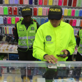 Cierran 13 locales del centro de Cali que vendían celulares robados