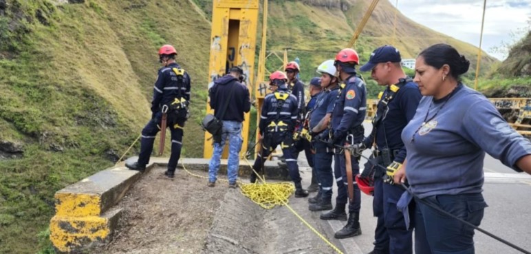 Continúa búsqueda de 2 menores que cayeron en un abismo en Nariño