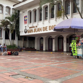 Empleados del Hospital San Juan de Dios protestan por retrasos en sus pagos