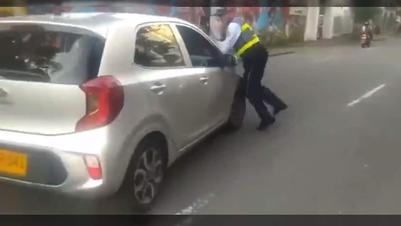 Un guarda de tránsito fue arrollado por un conductor para evitar una multa