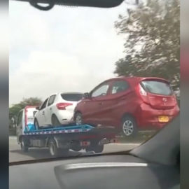 Increíble: Qué tal la imprudencia de esta grúa en la vía Cali-Palmira
