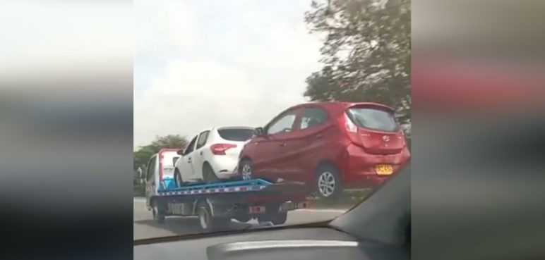 Increíble: Qué tal la imprudencia de esta grúa en la vía Cali-Palmira