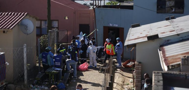 Investigan qué causó la muerte de 22 personas en un bar de Sudáfrica