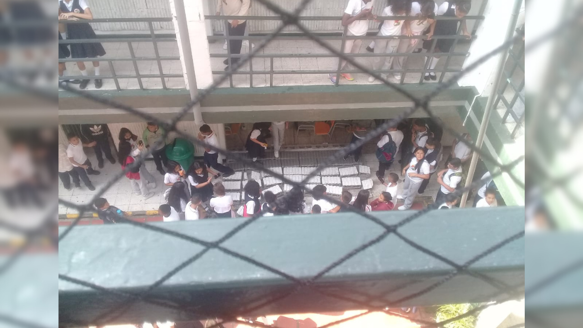 Muro de colegio de Cali se derrumbó y dejó un estudiante herido