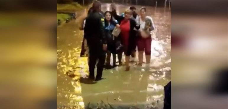 Patrullero que rescató personas atrapadas por las lluvias fue condecorado