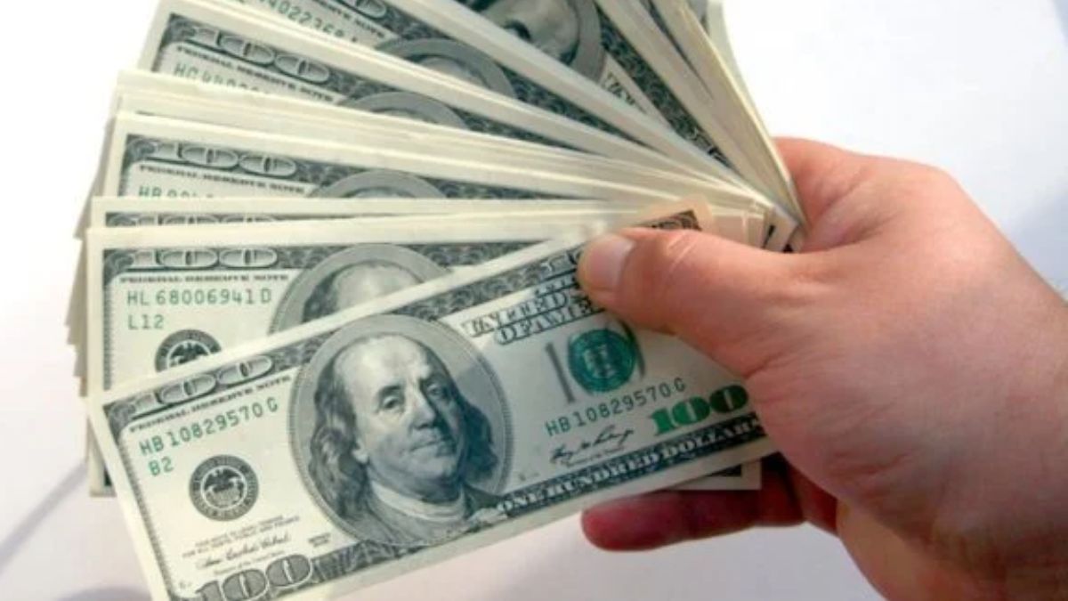 Precio del dólar se estabiliza tras fuerte subida en la mañana de este martes