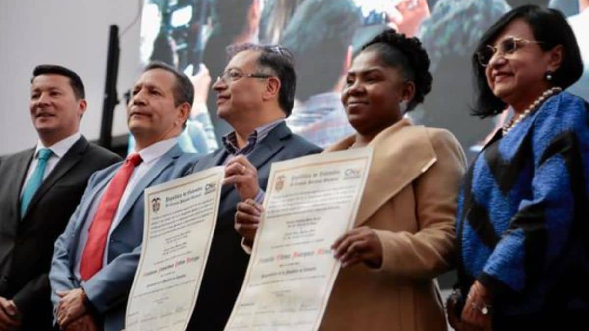 Álvaro Uribe aceptó reunirse a dialogar con el Presidente electo Gustavo Petro