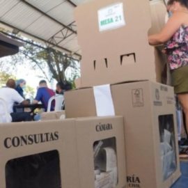 Se abren las urnas para que los colombianos elijan al próximo presidente