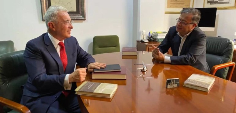 Se conocen fotos de la reunión entre Gustavo Petro y Álvaro Uribe