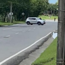 Se rodó vehículo mal parqueado y pensaron que tenía explosivos