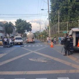 Choque entre motocicleta y tractocamión deja una mujer fallecida