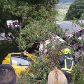 Conductor se quedó sin frenos, se tiró del camión y causó grave accidente