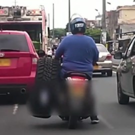 ¡Qué impudencia! Motociclista en Cali fue visto transportando una llanta de camión