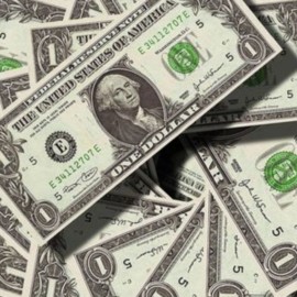 Dólar bajó y superó la barrera de los 
