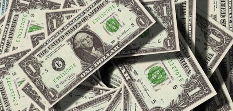 Dólar bajó y superó la barrera de los 