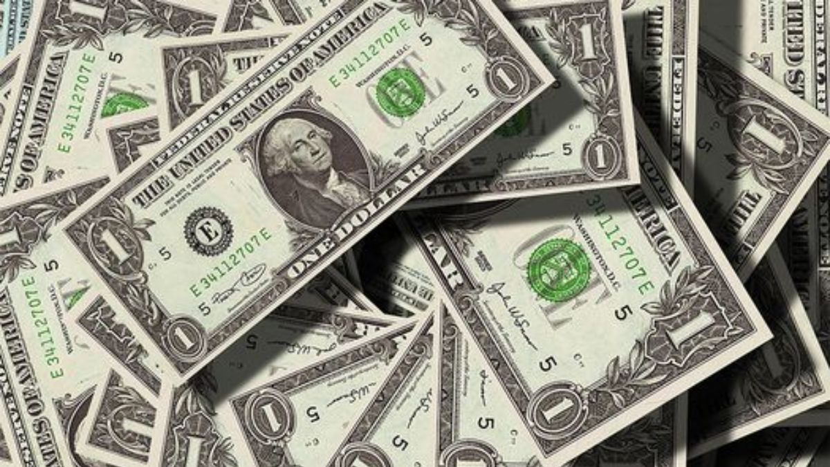 Dólar bajó y superó la barrera de los 