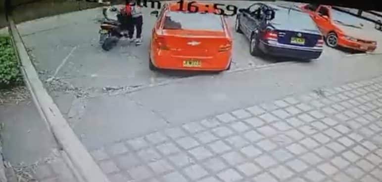 Video: delincuentes le robaron la motocicleta a una jugadora del América