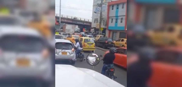 En video: delincuentes roban un carro cuando paró en un semáforo en Cali