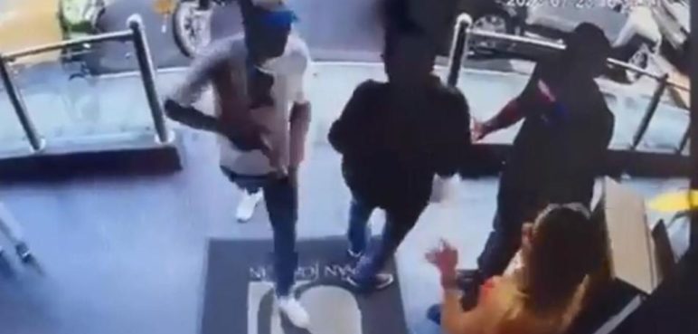 En video: Escolta asesinó a un presunto ladrón en medio de un hurto